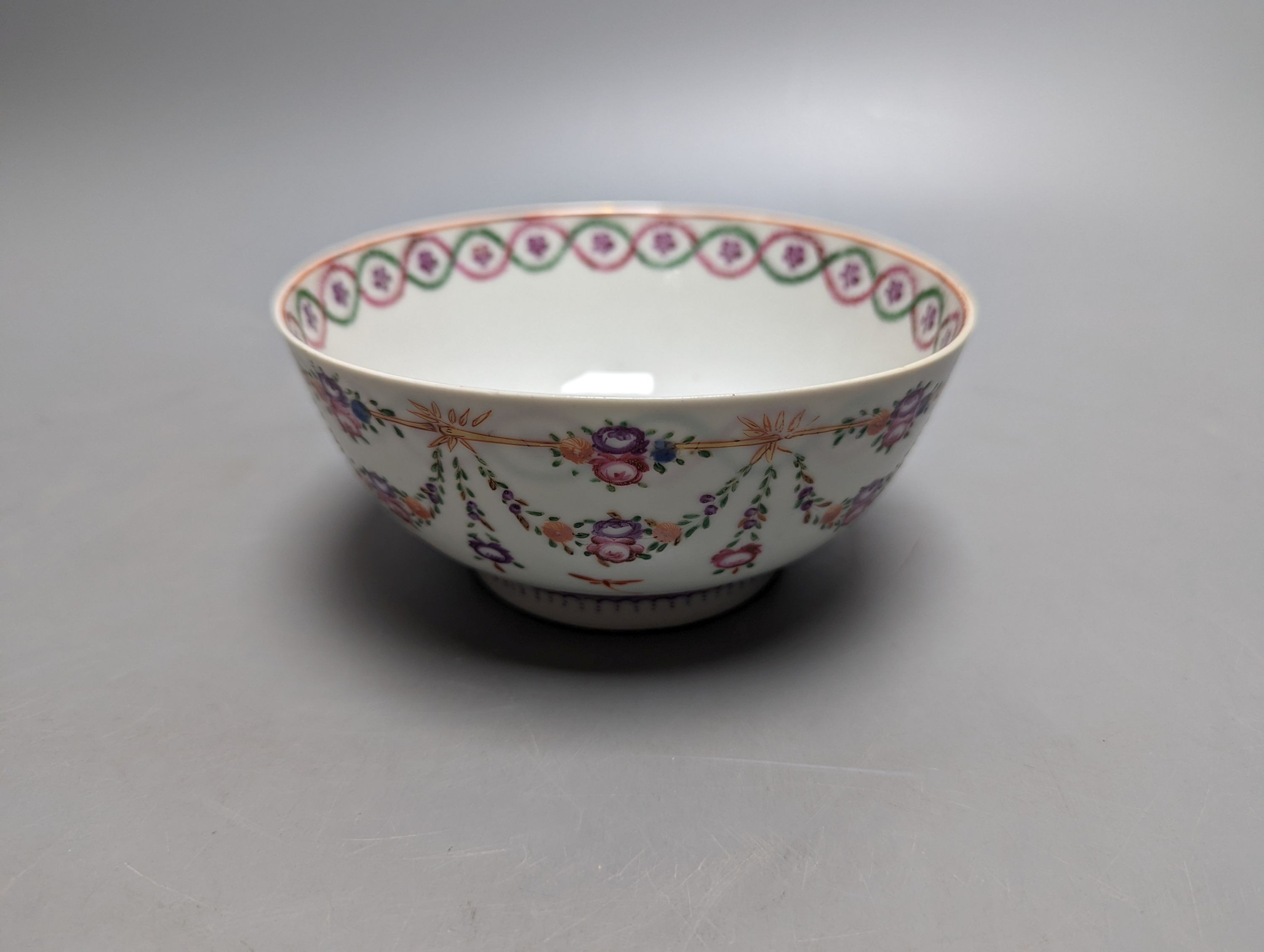 Two 18th/19th century Chinese famille rose bowls 14cm